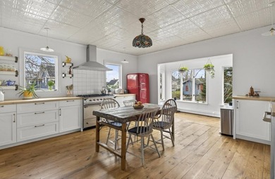This beautiful Queen Anne style house embodies the perfect blend - photo 2