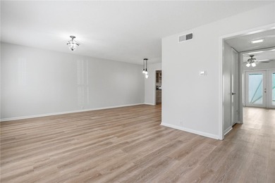 Say hello to your gorgeous new home! This stunningly updated - photo 4