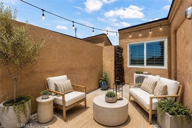 Rarely available south-facing loft featuring a private rooftop - photo 17