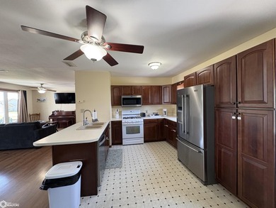 Enjoy the best of lake living with this inviting lakeside ranch - photo 18