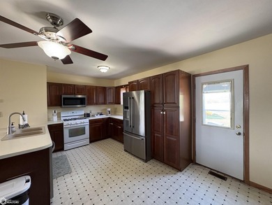 Enjoy the best of lake living with this inviting lakeside ranch - photo 21