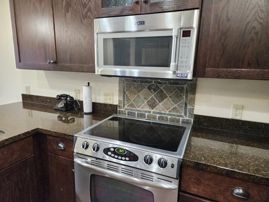 Updated 2 bedroom, 1 bathroom Chase on the Lake Condo. Being - photo 6