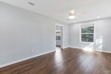 Welcome to 810 W. Lakeview Avenue, a charming 1944 Craftsman - photo 4