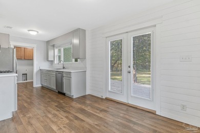Welcome to 810 W. Lakeview Avenue, a charming 1944 Craftsman - photo 5