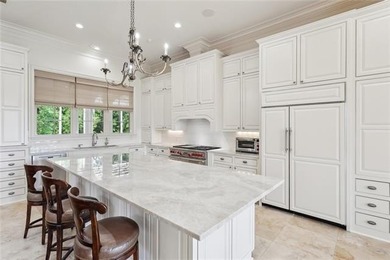 This custom estate perfectly balances the mid-2000s large-scale - photo 11