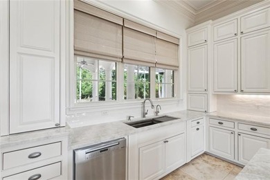 This custom estate perfectly balances the mid-2000s large-scale - photo 12