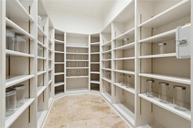 This custom estate perfectly balances the mid-2000s large-scale - photo 15