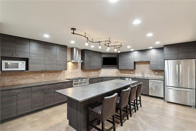 This custom estate perfectly balances the mid-2000s large-scale - photo 40
