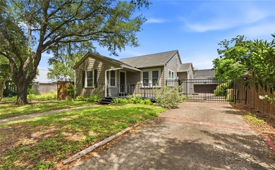 Ideally situated in the heart of Del Mar, this cozy and historic - photo 1