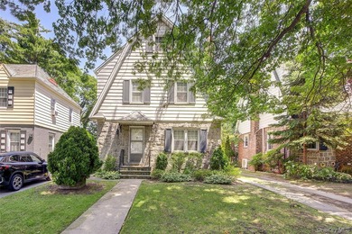 Welcome to this rare Bayside Hills opportunity! Situated on a - photo 1
