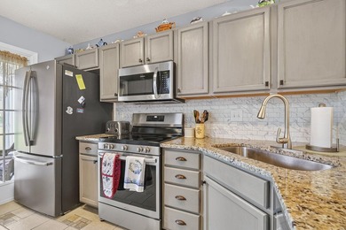 Welcome to this beautifully maintained 3-bedroom, 2.5-bath - photo 11