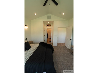Don't miss out on this beautiful, nearly new, recently vacated - photo 18