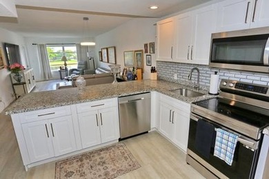 Beautifully well maintained condo by the owners. Great location - photo 19