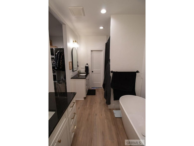 Don't miss out on this beautiful, nearly new, recently vacated - photo 22