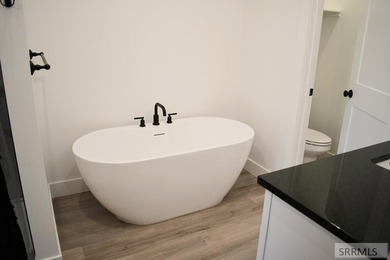 Don't miss out on this beautiful, nearly new, recently vacated - photo 23
