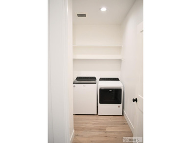 Don't miss out on this beautiful, nearly new, recently vacated - photo 25