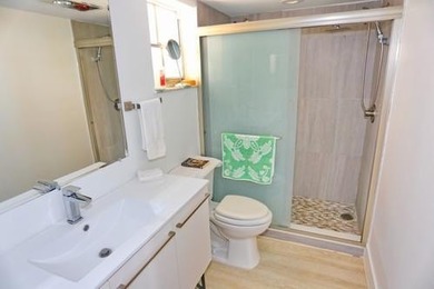 Beautifully well maintained condo by the owners. Great location - photo 26