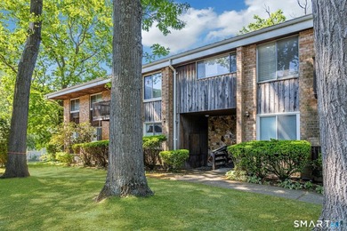 Beautifully updated ground-level ranch style end-unit in - photo 1