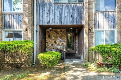 Beautifully updated ground-level ranch style end-unit in - photo 3
