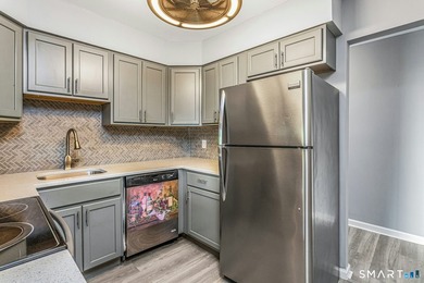 Beautifully updated ground-level ranch style end-unit in - photo 4