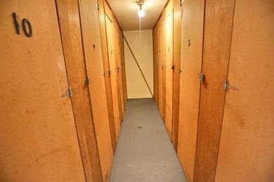Beautifully well maintained condo by the owners. Great location - photo 34