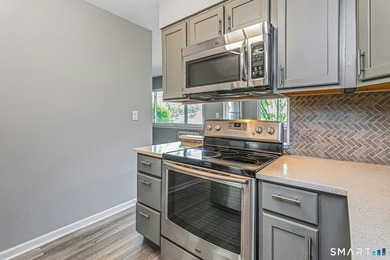 Beautifully updated ground-level ranch style end-unit in - photo 5