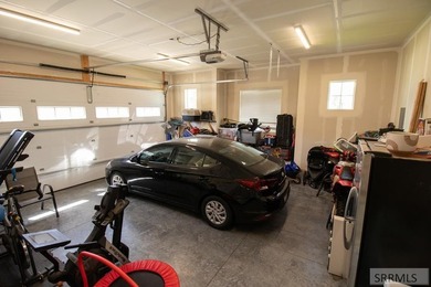 Don't miss out on this beautiful, nearly new, recently vacated - photo 35