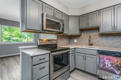 Beautifully updated ground-level ranch style end-unit in - photo 6