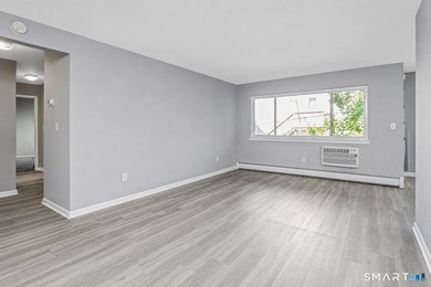 Beautifully updated ground-level ranch style end-unit in - photo 7
