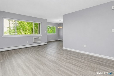 Beautifully updated ground-level ranch style end-unit in - photo 8