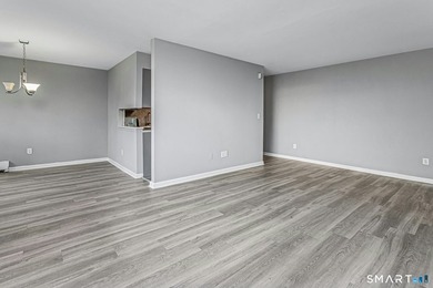 Beautifully updated ground-level ranch style end-unit in - photo 9