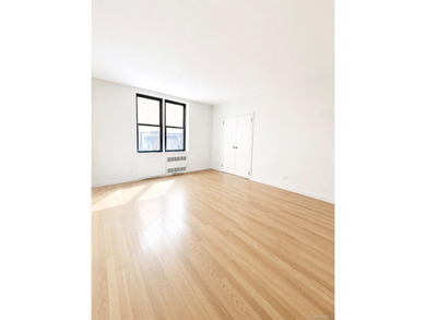 Welcome to this sun-filled and inviting one-bedroom co-op - photo 3