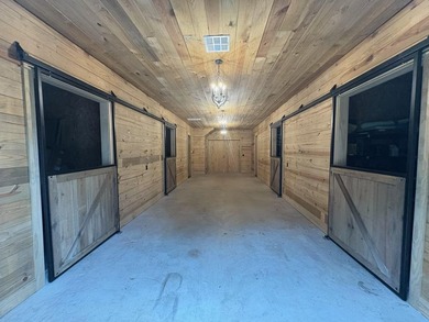 Estate living in the prestigious gated Horseshoe Bay equestrian - photo 25
