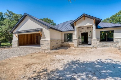 Discover a rare offering in the heart of Horseshoe Bay, ideally - photo 1