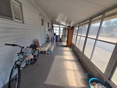 Welcome to this well-maintained 2 bedroom, 2 bathroom mobile - photo 4
