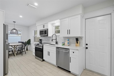 Welcome to *Pineapple Paradise* this luxury duplex is recently - photo 7