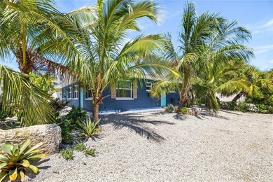 Welcome to *Captains Quarters* this luxury duplex is recently - photo 1