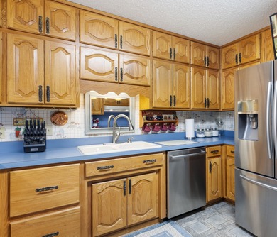 This family compound boast 2 family homes, with over 2,400+ sq - photo 6