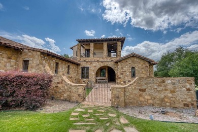 Tuscan home on 2 lots, 3 new a/c's, new roof 2021, new wood - photo 1