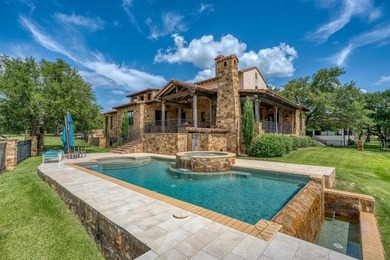 Tuscan home on 2 lots, 3 new a/c's, new roof 2021, new wood - photo 3