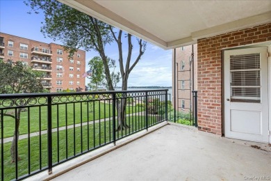 (private lake, pond, coastal) Home Sale Pending in Whitestone New York