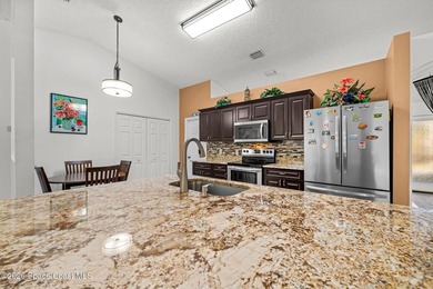 Spacious and beautifully maintained 3 bedroom, 2 bathroom home - photo 12