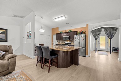 Spacious and beautifully maintained 3 bedroom, 2 bathroom home - photo 14