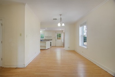 Adorable bungalow tucked away on a private street just moments - photo 15