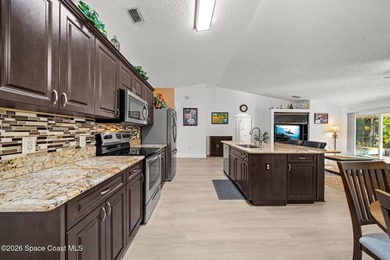 Spacious and beautifully maintained 3 bedroom, 2 bathroom home - photo 15