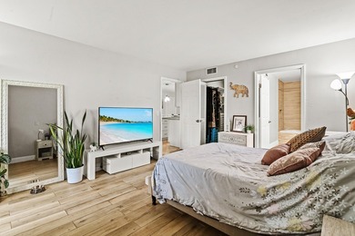 Beautifully remodeled 3-bedroom, 2-bath CORNER UNIT in - photo 20