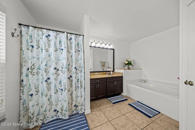 Spacious and beautifully maintained 3 bedroom, 2 bathroom home - photo 21