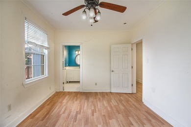 Adorable bungalow tucked away on a private street just moments - photo 23