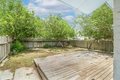 Adorable bungalow tucked away on a private street just moments - photo 26