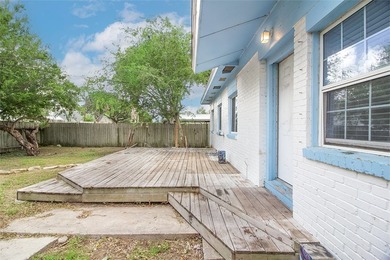 Adorable bungalow tucked away on a private street just moments - photo 27